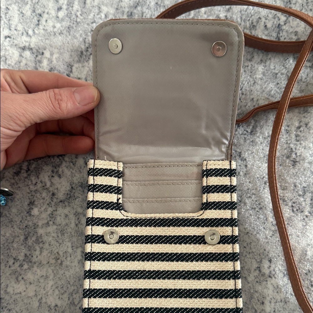 Striped Tan and Black Crossbody Bag 🩵 - Picture 2 of 8